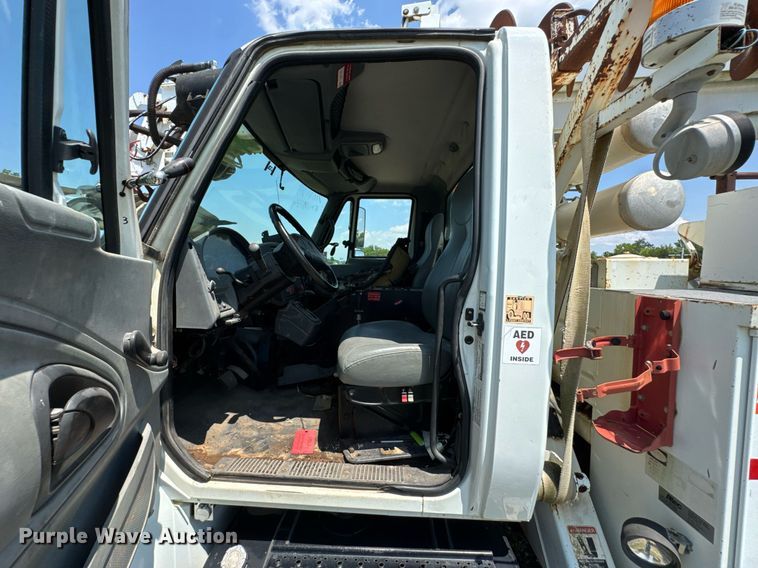 image for item DU9847 2006 International 4400 digger derrick truck