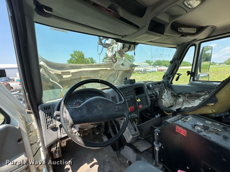 image for item DU9847 2006 International 4400 digger derrick truck