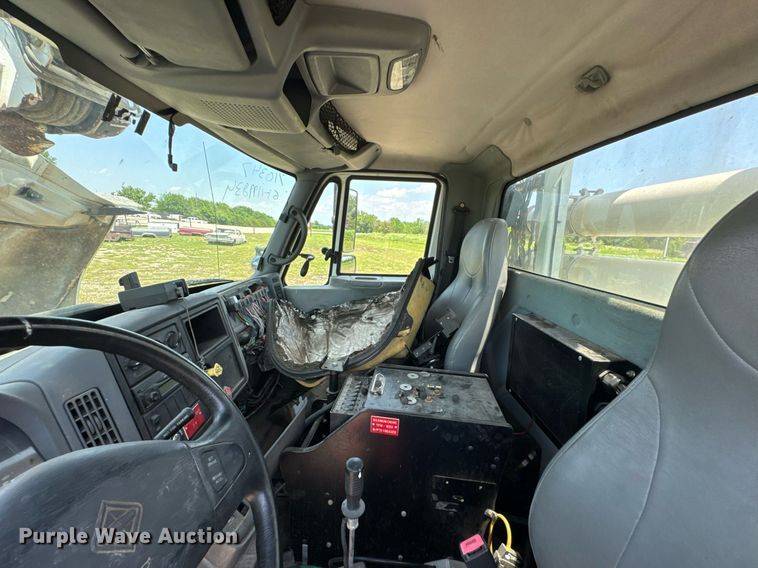 image for item DU9847 2006 International 4400 digger derrick truck