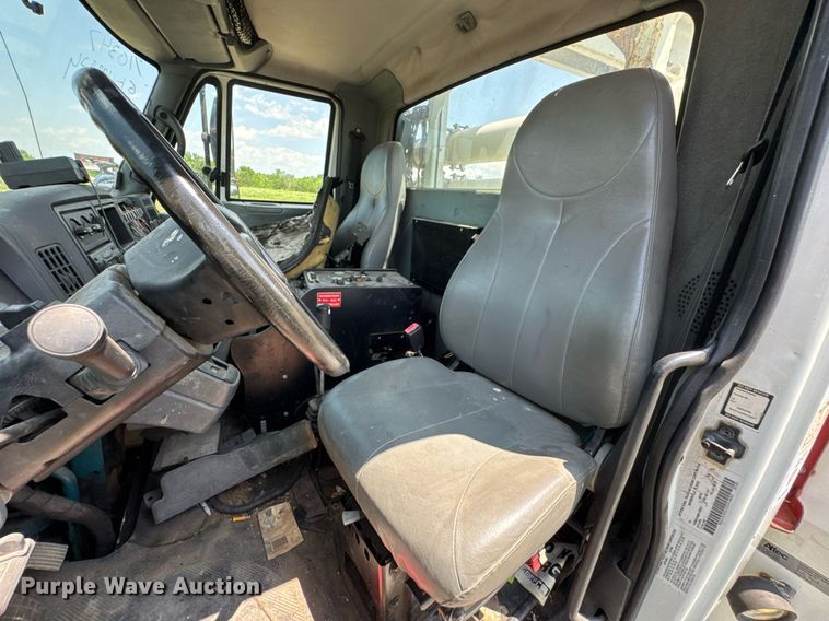 image for item DU9847 2006 International 4400 digger derrick truck