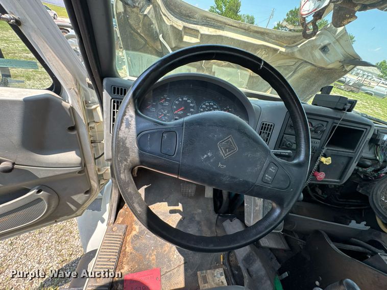 image for item DU9847 2006 International 4400 digger derrick truck