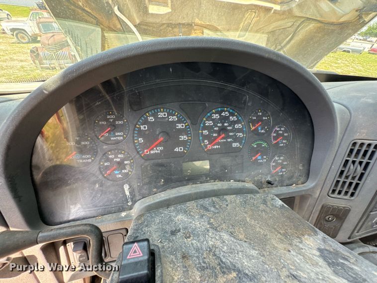 image for item DU9847 2006 International 4400 digger derrick truck