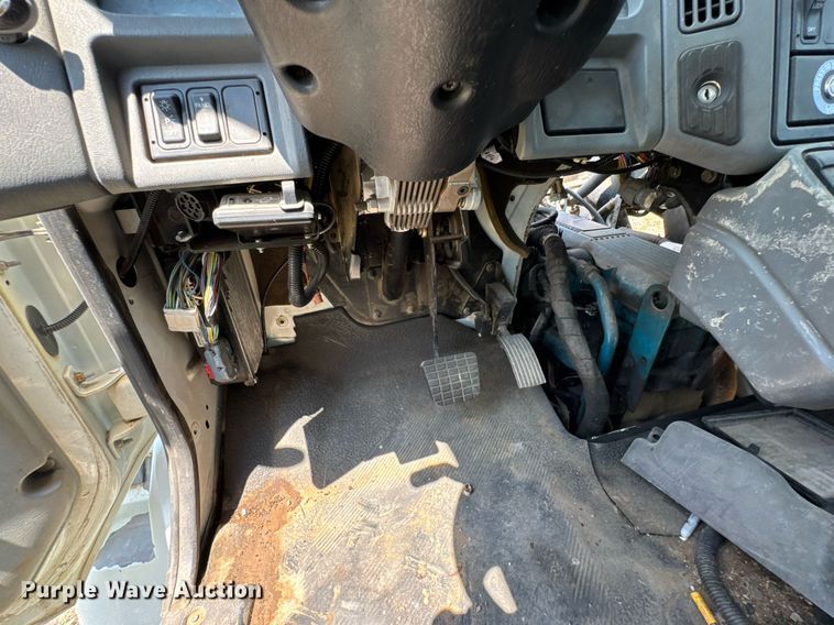 image for item DU9847 2006 International 4400 digger derrick truck