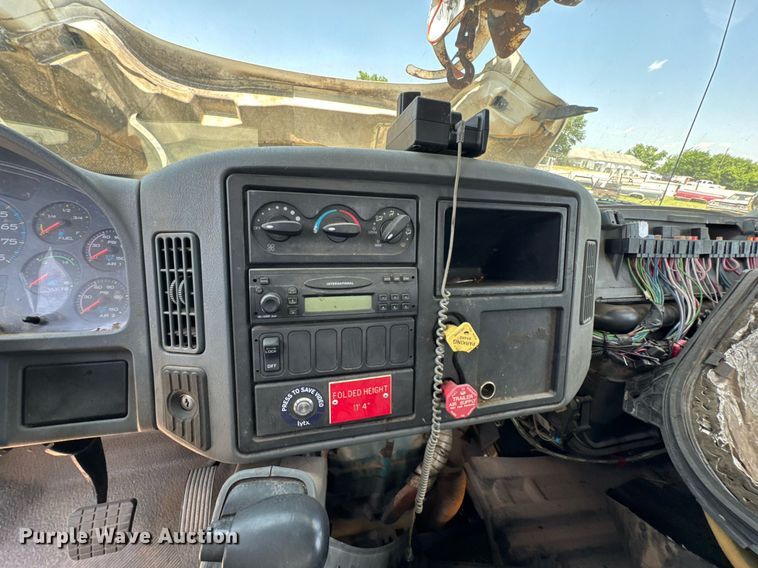 image for item DU9847 2006 International 4400 digger derrick truck