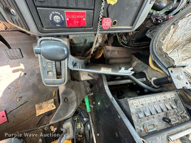 image for item DU9847 2006 International 4400 digger derrick truck