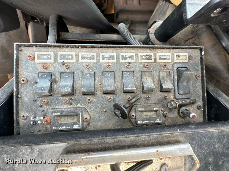 image for item DU9847 2006 International 4400 digger derrick truck