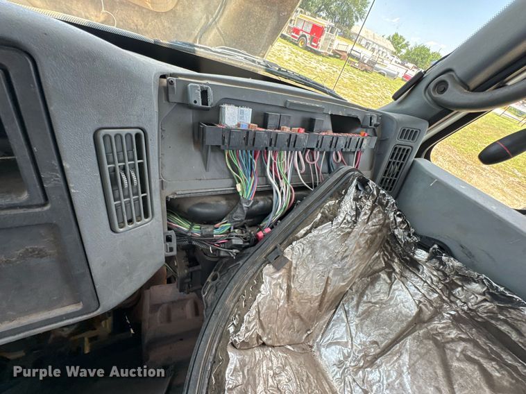 image for item DU9847 2006 International 4400 digger derrick truck