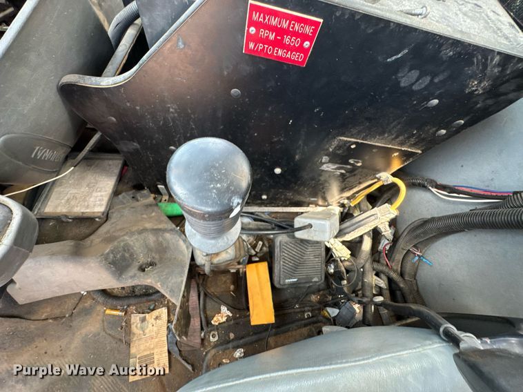 image for item DU9847 2006 International 4400 digger derrick truck