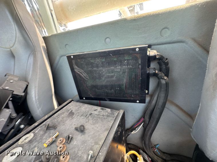 image for item DU9847 2006 International 4400 digger derrick truck