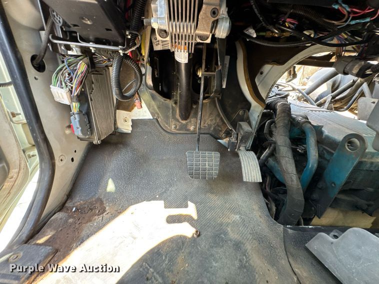 image for item DU9847 2006 International 4400 digger derrick truck