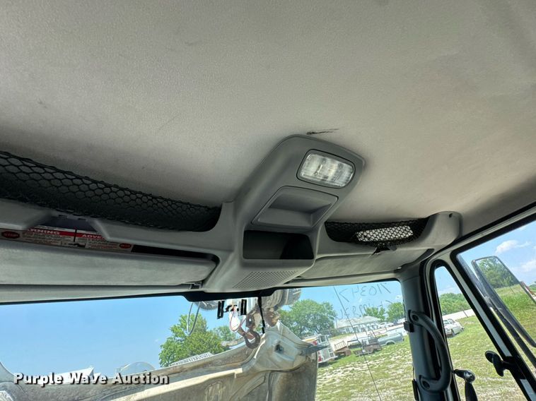 image for item DU9847 2006 International 4400 digger derrick truck