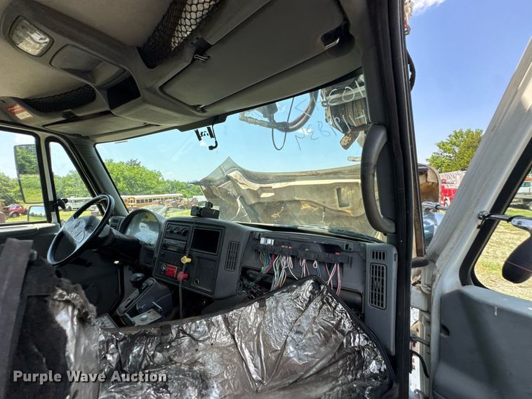 image for item DU9847 2006 International 4400 digger derrick truck