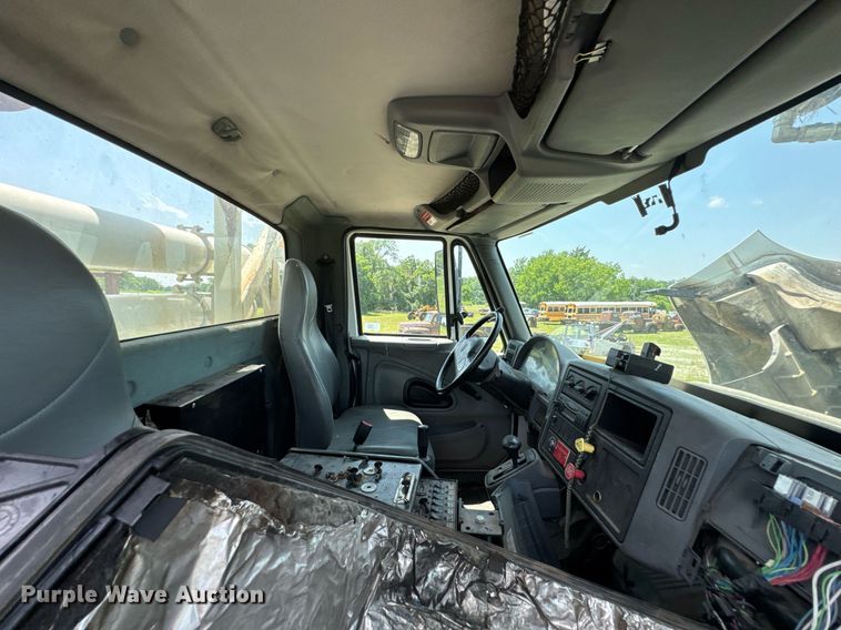 image for item DU9847 2006 International 4400 digger derrick truck