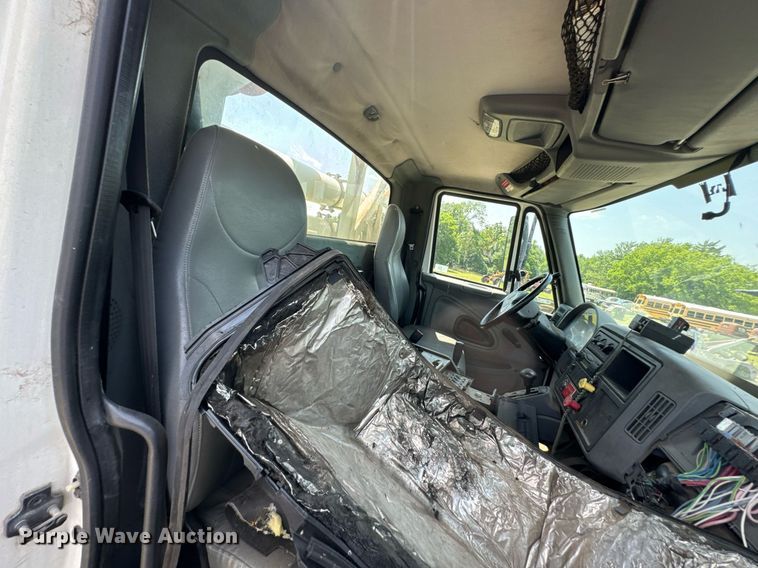 image for item DU9847 2006 International 4400 digger derrick truck