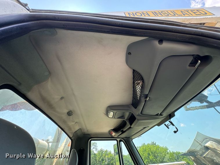 image for item DU9847 2006 International 4400 digger derrick truck