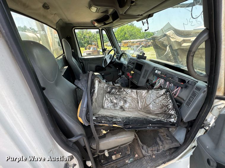 image for item DU9847 2006 International 4400 digger derrick truck