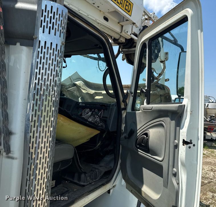 image for item DU9847 2006 International 4400 digger derrick truck