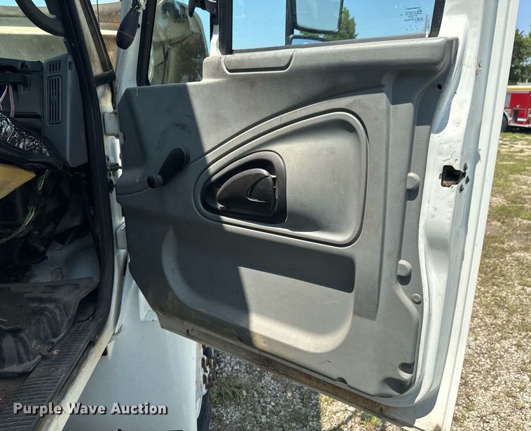 image for item DU9847 2006 International 4400 digger derrick truck