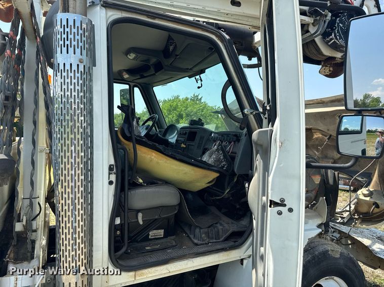 image for item DU9847 2006 International 4400 digger derrick truck