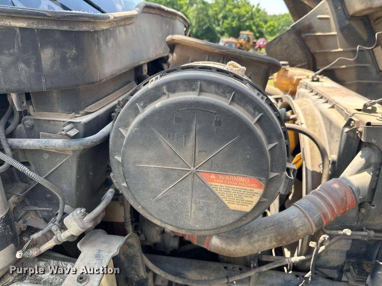 image for item DU9847 2006 International 4400 digger derrick truck