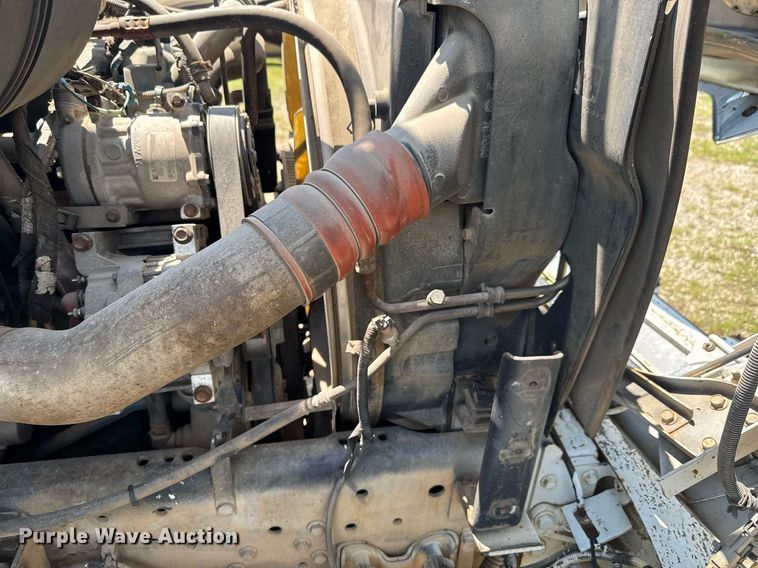 image for item DU9847 2006 International 4400 digger derrick truck