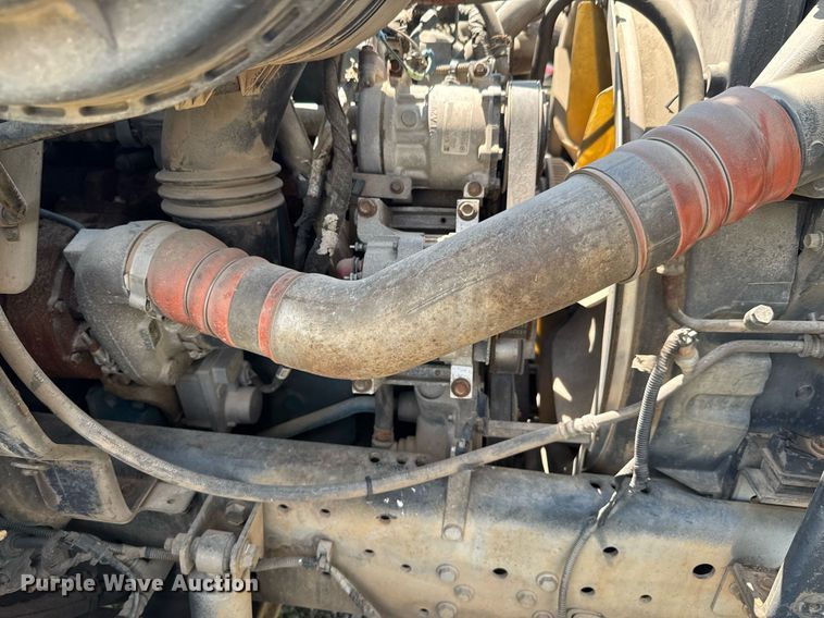 image for item DU9847 2006 International 4400 digger derrick truck