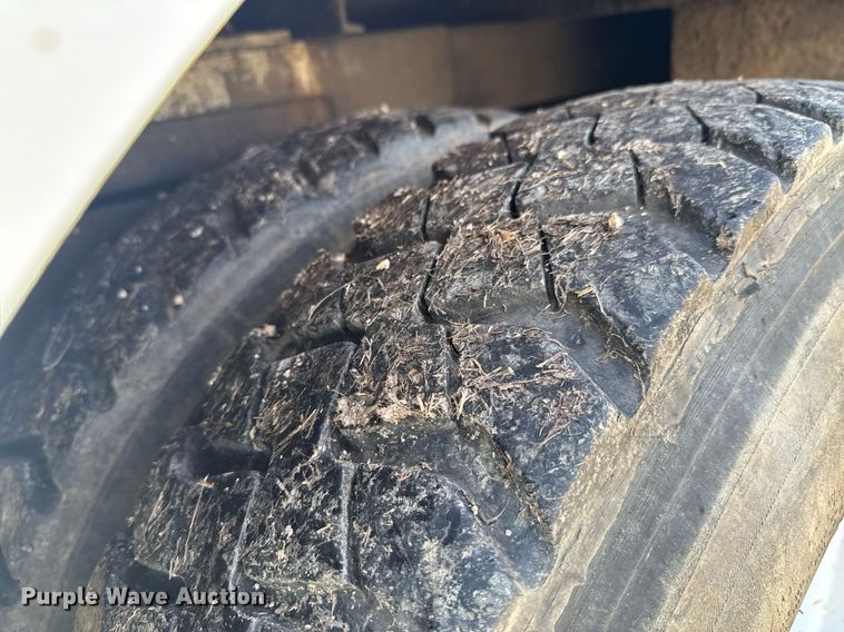 image for item DU9847 2006 International 4400 digger derrick truck