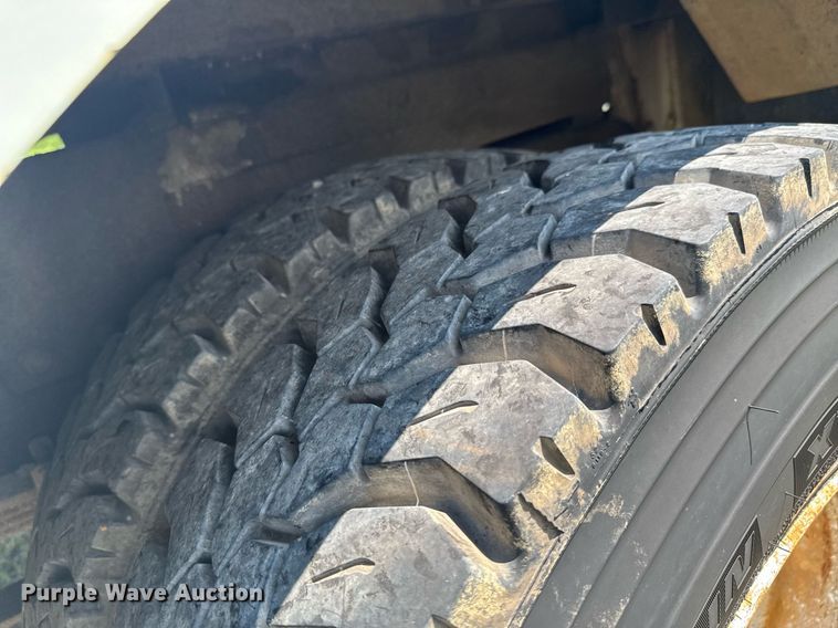 image for item DU9847 2006 International 4400 digger derrick truck