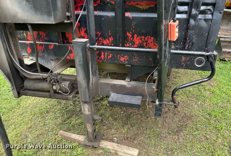 image for item DU9875 1981 Blair dump trailer