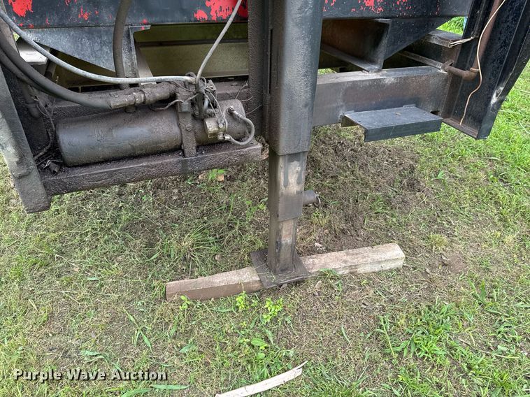 image for item DU9875 1981 Blair dump trailer