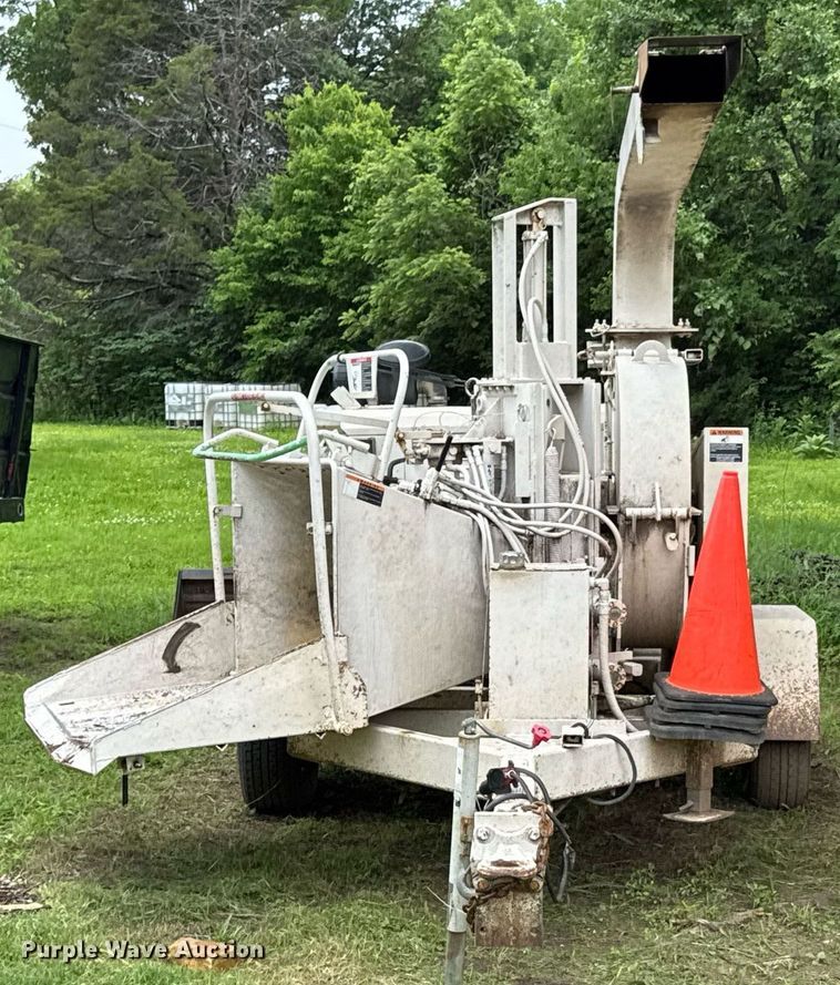 image for item DU9876 2006 Woodchuck Highroller WC1200CF wood chipper