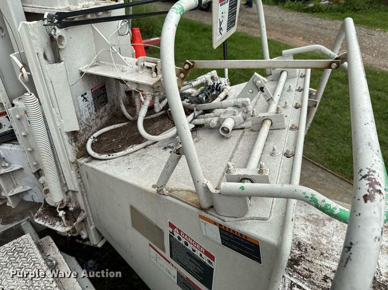 image for item DU9876 2006 Woodchuck Highroller WC1200CF wood chipper