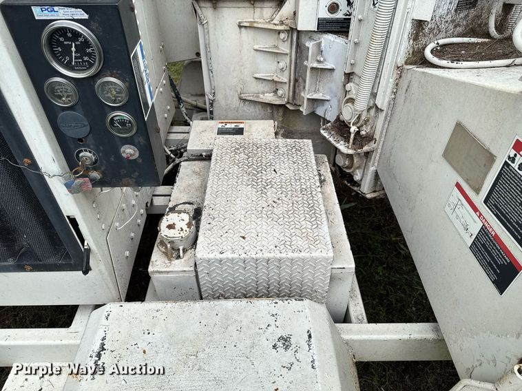 image for item DU9876 2006 Woodchuck Highroller WC1200CF wood chipper