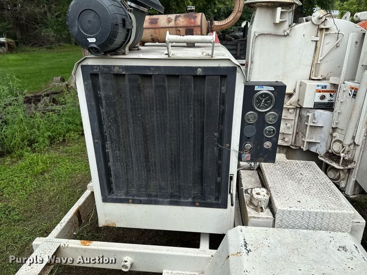 image for item DU9876 2006 Woodchuck Highroller WC1200CF wood chipper