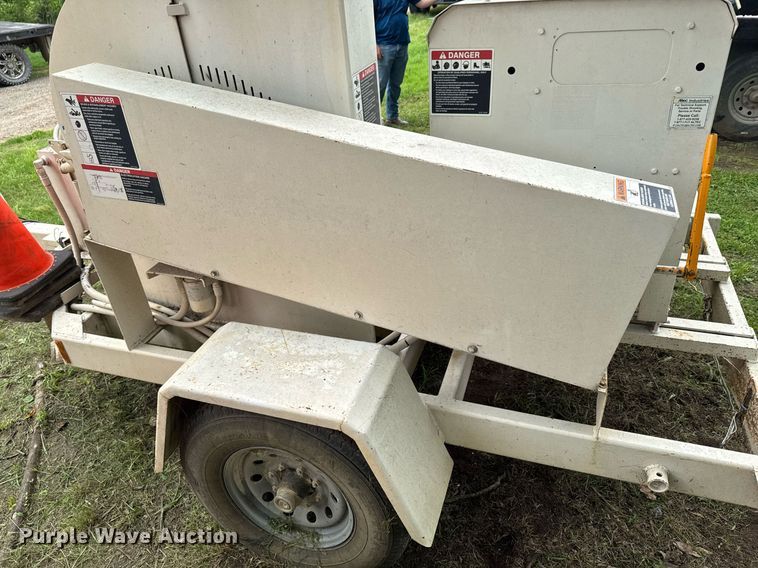 image for item DU9876 2006 Woodchuck Highroller WC1200CF wood chipper