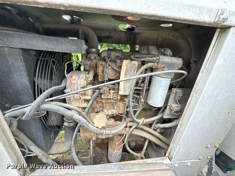 image for item DU9876 2006 Woodchuck Highroller WC1200CF wood chipper