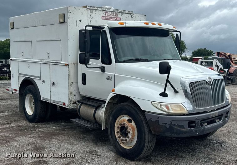 image for item DU9888 2007 International 4300 fuel / lube truck