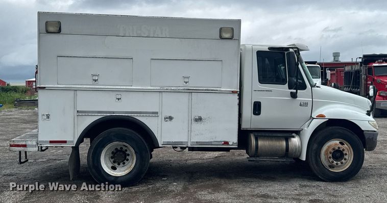 image for item DU9888 2007 International 4300 fuel / lube truck