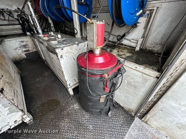 image for item DU9888 2007 International 4300 fuel / lube truck