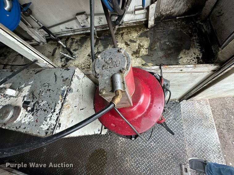 image for item DU9888 2007 International 4300 fuel / lube truck