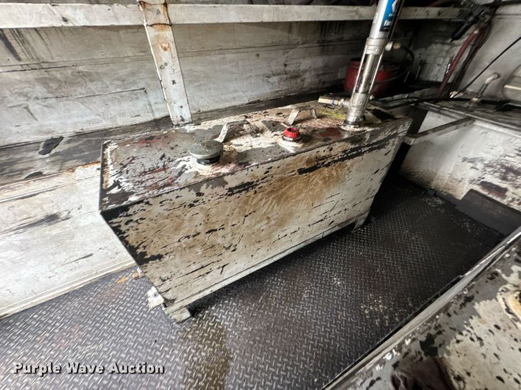 image for item DU9888 2007 International 4300 fuel / lube truck