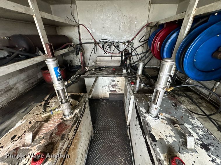 image for item DU9888 2007 International 4300 fuel / lube truck