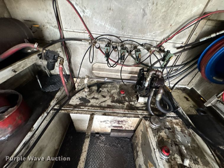 image for item DU9888 2007 International 4300 fuel / lube truck