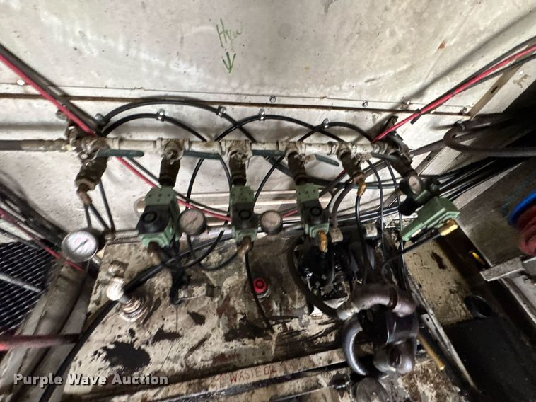 image for item DU9888 2007 International 4300 fuel / lube truck