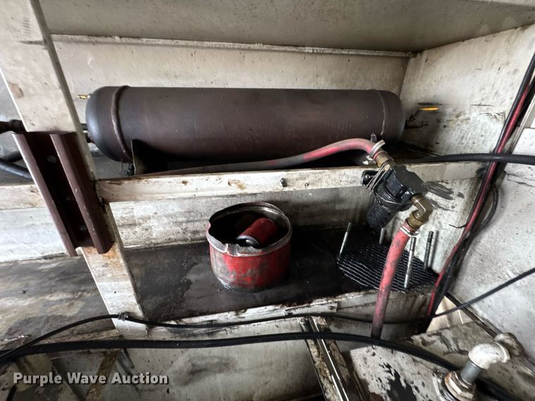 image for item DU9888 2007 International 4300 fuel / lube truck