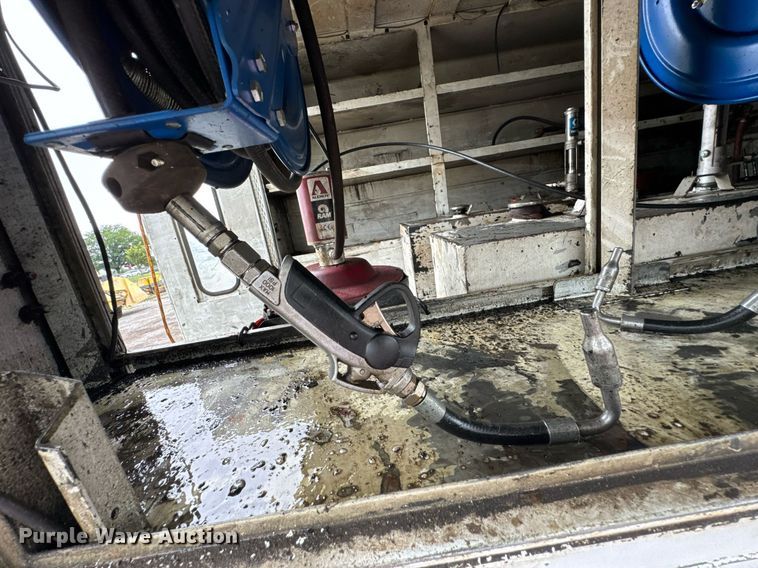 image for item DU9888 2007 International 4300 fuel / lube truck