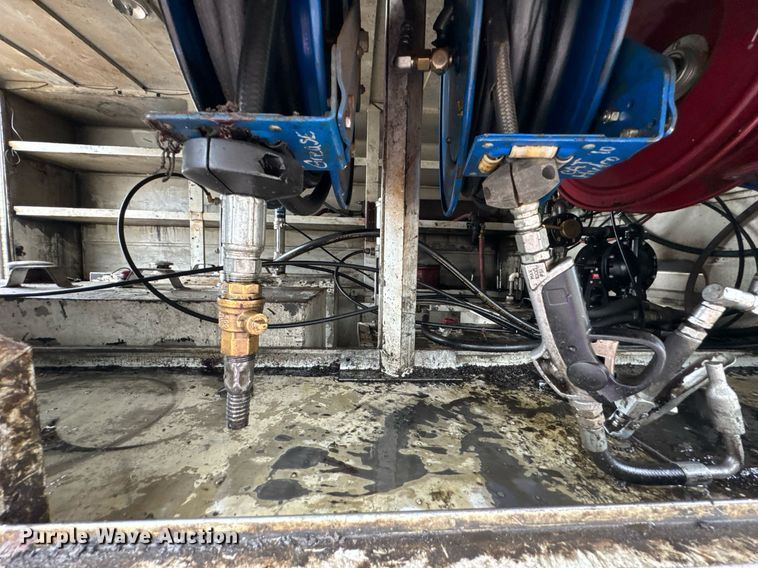 image for item DU9888 2007 International 4300 fuel / lube truck