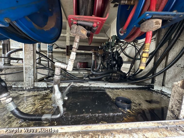 image for item DU9888 2007 International 4300 fuel / lube truck