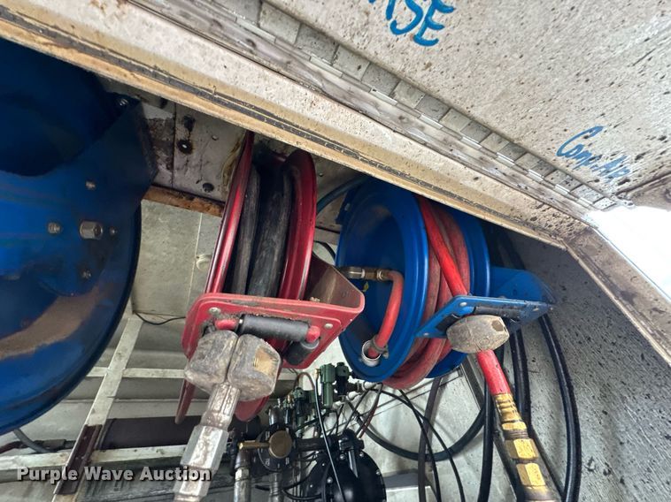 image for item DU9888 2007 International 4300 fuel / lube truck