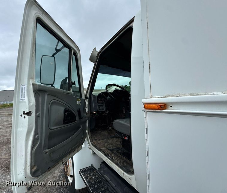 image for item DU9888 2007 International 4300 fuel / lube truck